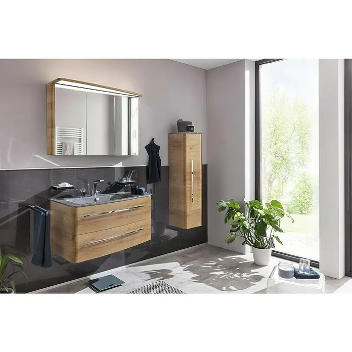 Lanzet Classico Midischrank - B x T x H: 31,2 x 32,5 x 121,4 cm, Berg Eiche/Grau, Farbe Griff: Chrom, DIN Anschlag: Rechts - Modernes Badezimmer-Interieur mit Waschtischunterschrank in Holzoptik, Spiegelschrank und großem Fenster für ein helles Ambiente.