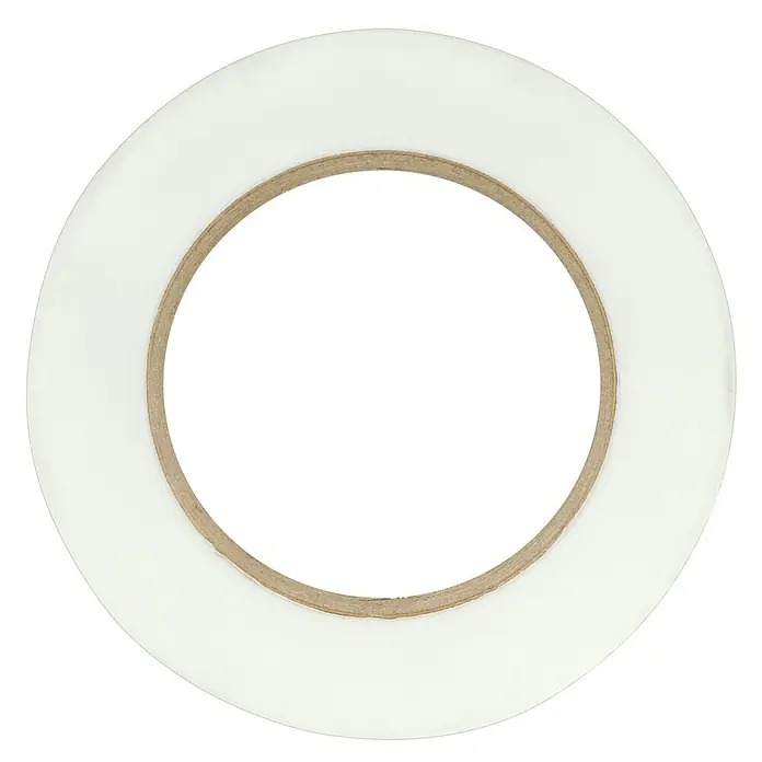 Fermacell Gewebeband - 50 m x 70 mm - Nahaufnahme einer Rolle weissen Klebebands mit einem braunen Kern auf schwarzem Hintergrund, ideal für Büro- oder Bastelarbeiten.