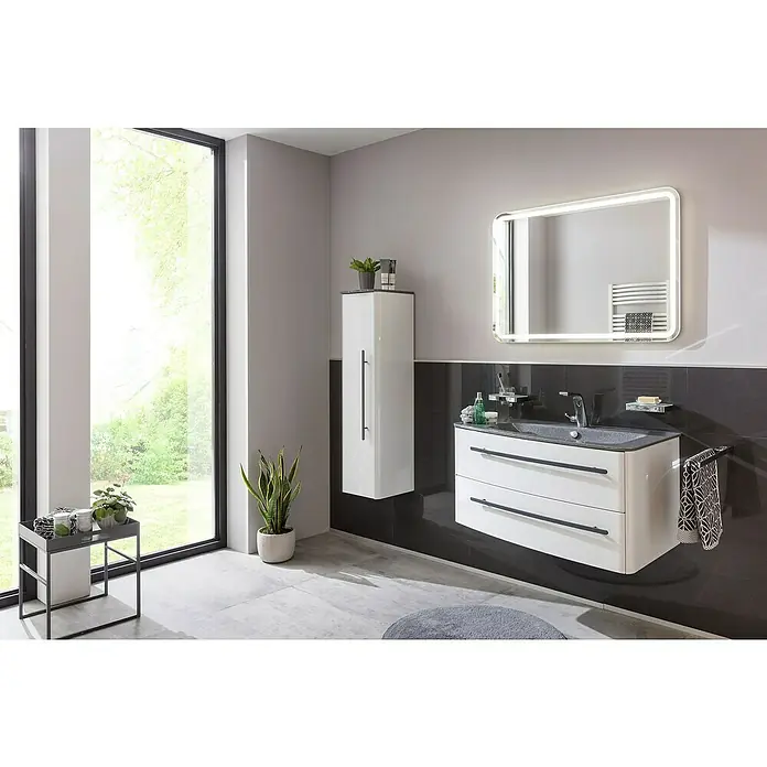 Lanzet Classico Midischrank - B x T x H: 31,2 x 32,5 x 121,4 cm, Weiß/Grau-Metallic, Farbe Griff: Anthrazit, DIN Anschlag: Links - Modernes Badezimmer mit Waschbeckenunterschrank, Spiegelschrank und Hochschrank in Weiß und Schwarz. Helle Fliesen und große Fenster.
