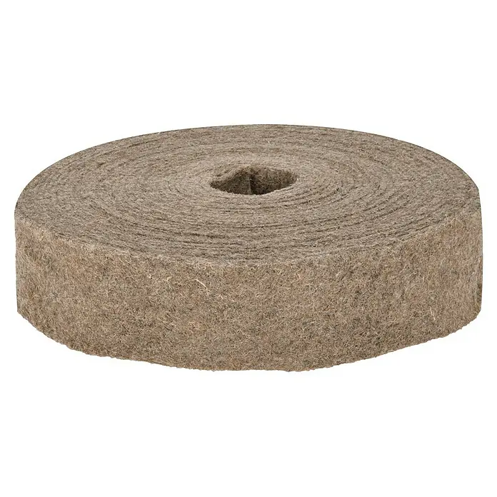 Hanfdämmstreifen Multipor - 25 m, Naturmaterialien - Nahaufnahme einer Rolle aus braunem Filzmaterial, ideal für Bastelarbeiten und Heimwerkerprojekte.