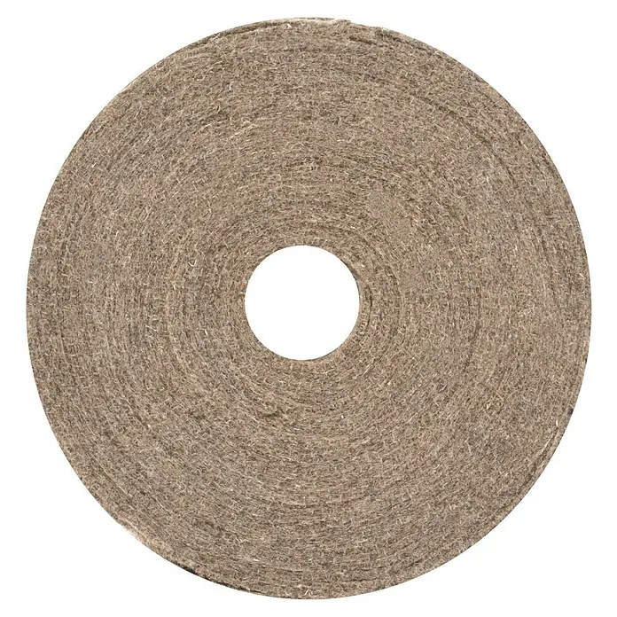 Hanfdämmstreifen Multipor - 25 m, Naturmaterialien - Nahaufnahme einer Rolle aus gewalztem, braunem Filzmaterial, ideal für Bastelarbeiten und Polsterprojekte.