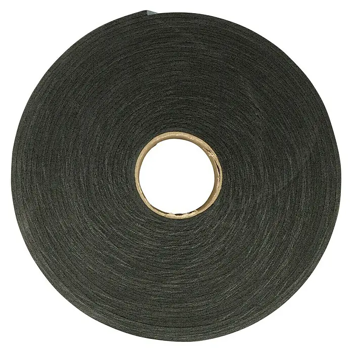 Trennwandband - 10 m x 50 mm - Nahaufnahme einer Rolle schwarzes, selbstklebendes Dichtungsband auf einer Pappspule, ideal für Isolierungs- und Abdichtungsarbeiten.