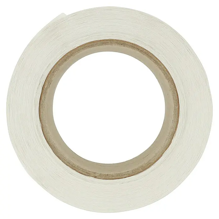 Probau Abschlussband Trennfix50 m x 65 mm - Nahaufnahme einer Rolle doppelseitigen Klebebands, ideal für Bastelarbeiten und Bürobedarf, mit schwarzem Hintergrund.