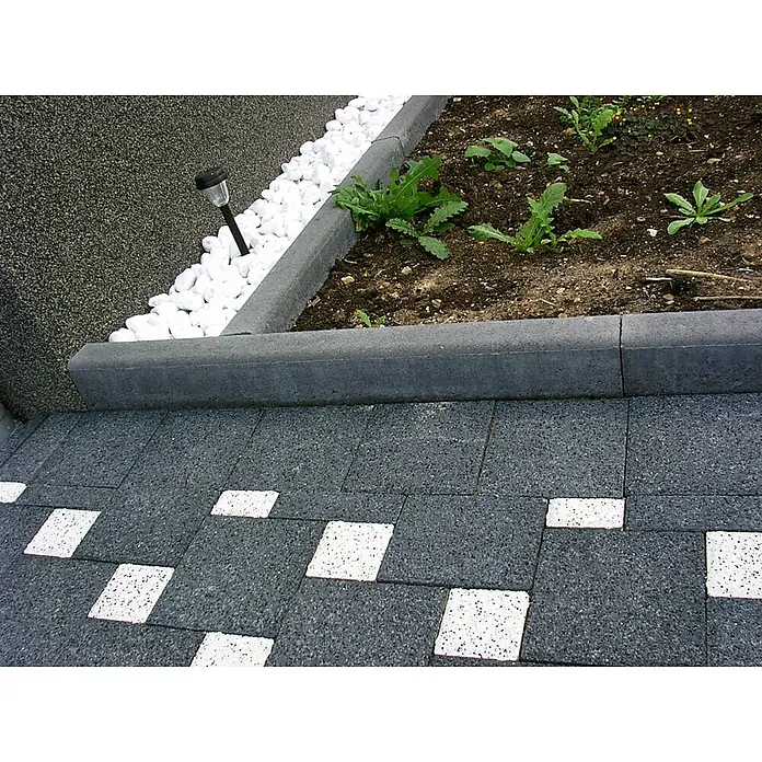 EHL Tiefbordstein - 100 x 30 x 8 cm, Anthrazit - Bild einer Gartenlandschaft mit Pflastersteinen in Grau und Weiß, die einen modernen und stilvollen Außenbereich gestalten.
