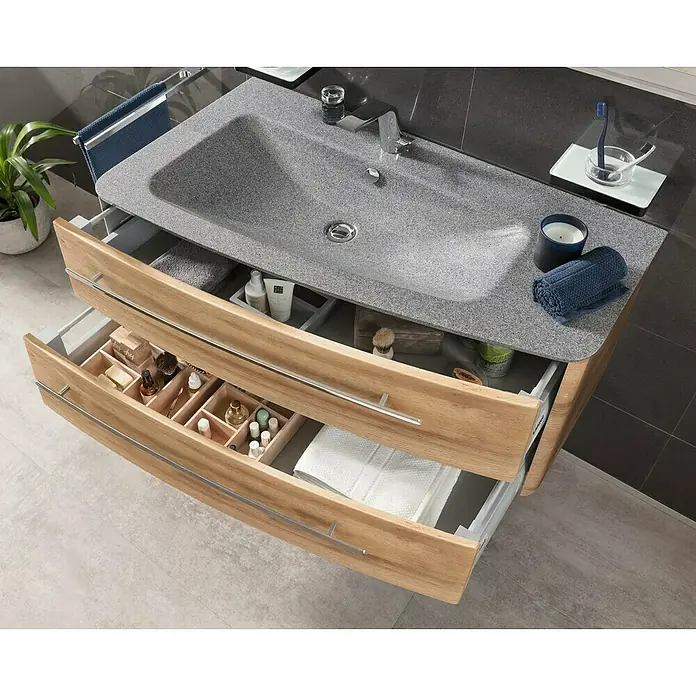 Lanzet Classico Einbauwaschbecken - 100,6 x 53,3 cm, Grau, Ablage rechts - Ein Waschbeckenunterschrank aus hellem Holz mit zwei offenen Schubladen, die Badutensilien und Handtücher zeigen.