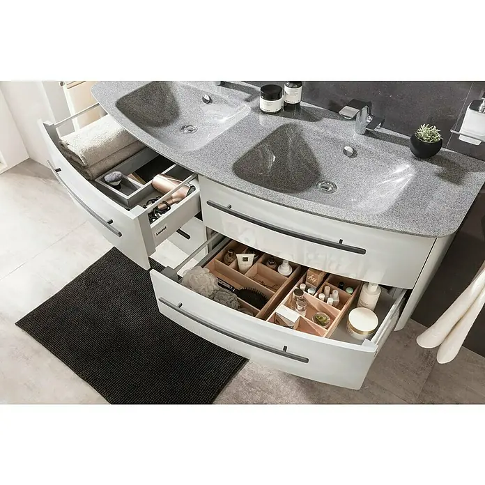Lanzet Classico Doppelwaschtisch - 138,6 x 53,3 cm, Grau - Elegantes Badezimmer-Waschbecken mit offenen Schubladen, die stilvoll Badutensilien präsentieren, ergänzt durch eine dunkle Badematte.
