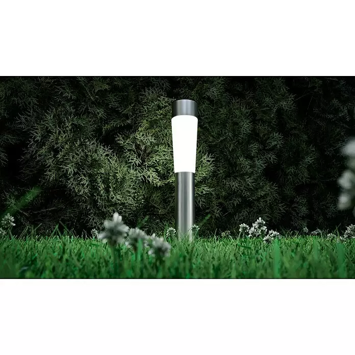 Starlux Solarleuchten-Set Big - Nickel, IP44, 3 lm - Silberne Gartenwegleuchte beleuchtet nachts einen Garten.