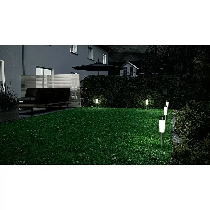 Starlux Solarleuchten-Set Big - Nickel, IP44, 3 lm - Zylindrische silberne Gartenleuchte, weiß leuchtend, auf grünem Rasen bei Nacht.