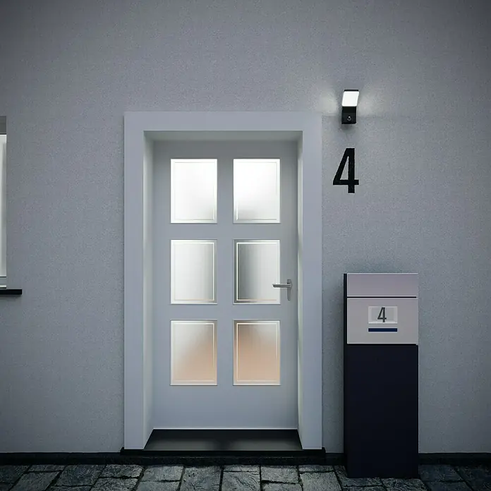 Starlux LED-Sensor-Außenwandleuchte Vincenza - 7 W, L x B x H: 122 x 84 x 190 mm, Silbergrau, Opal, Warmweiß - Eine moderne Haustür mit Milchglasfenstern und einer Hausnummer 4 daneben, beleuchtet durch eine stilvolle Außenleuchte.