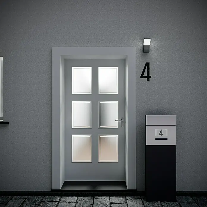 Starlux LED-Außenwandleuchte Mantova - 7 W, 12,2 x 8,4 x 19 cm, Silbergrau, Opal, IP54 - Graue Tür mit sechs Fenstern und Briefkasten. Hausnummer 4 neben einer modernen Außenleuchte für einen stilvollen Eingangsbereich.