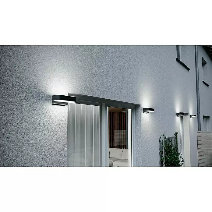 Steinel LED-Sensor-Außenwandleuchte L 810 SC anthrazit - L x B x H: 14,6 x 23 x 9,1 cm - Dunkle Außenwandleuchten beleuchten eine strukturierte Gebäudefassade und strahlen Licht nach oben und unten.