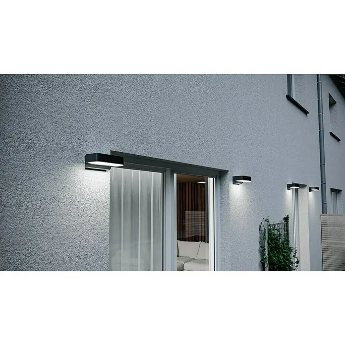 Steinel Aplique exterior LED con sensor L 800 SC - L x An x Al: 14,6 x 23 x 8,8 cm - Vista exterior de una casa moderna con luces exteriores elegantes que iluminan la fachada y crean un ambiente acogedor.