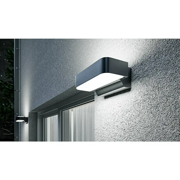Steinel LED-Sensor-Außenwandleuchte L 810 SC anthrazit - L x B x H: 14,6 x 23 x 9,1 cm - Außenwandleuchte mit Bewegungsmelder an einer Fassade, die ein modernes und helles Licht für den Außenbereich bietet.