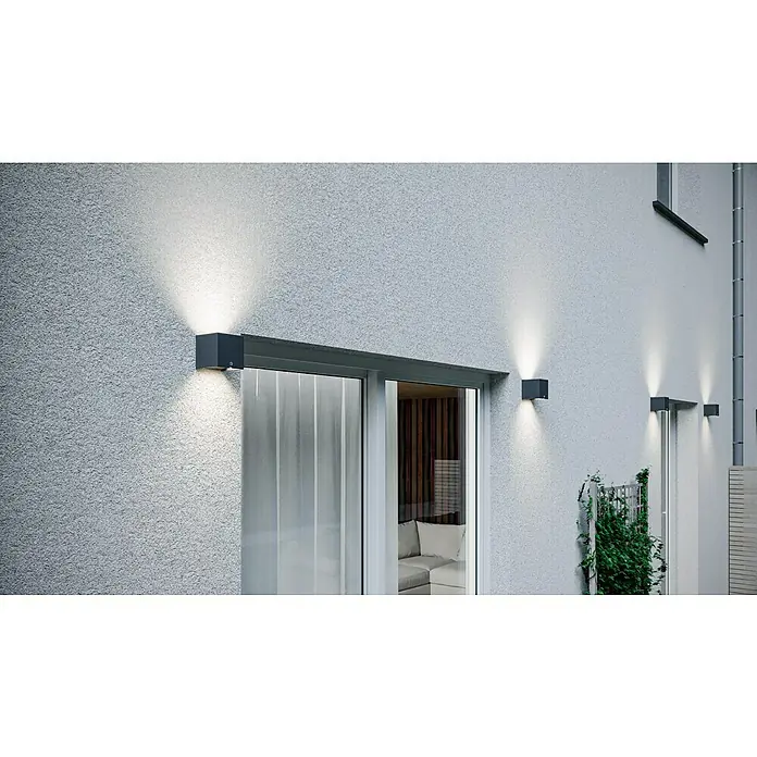 Starlux LED-Sensor-Außenwandleuchte Umea - 10 W, L x B x H: 10 x 10 x 10 cm, Anthrazit, Warmweiß - Außenaufnahme einer Hauswand mit mehreren quadratischen Wandleuchten, die das Licht nach oben und unten abstrahlen und für eine stimmungsvolle Beleuchtung sorgen.