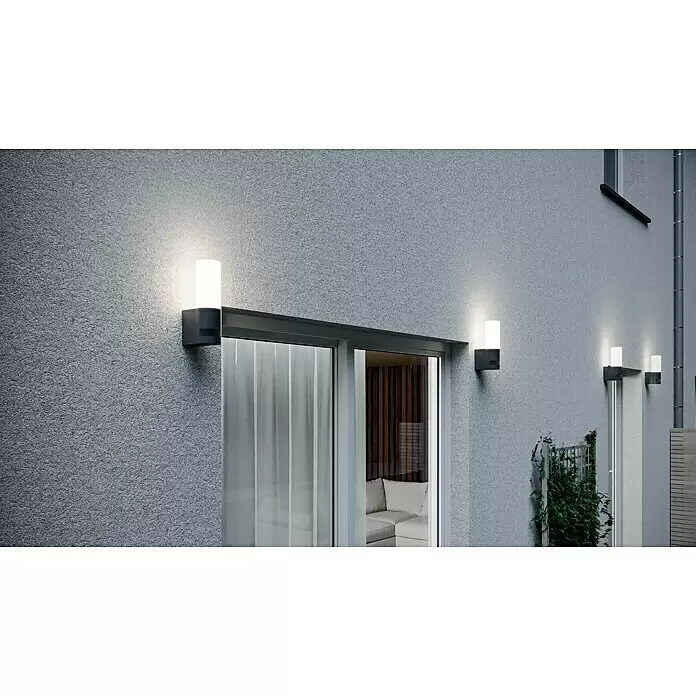 Steinel LED-Sensor-Außenwandleuchte L 605 S anthrazit - 11,3 W, L x B x H: 13,1 x 7,8 x 26 cm, Anthrazit, Warmweiß - Stimmungsaufnahme