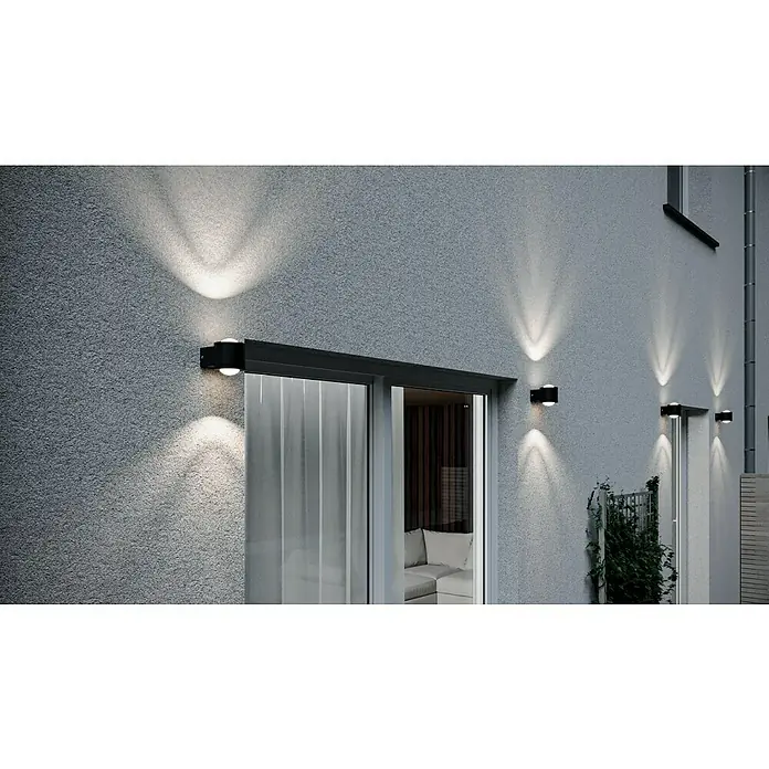 Starlux LED-Außenwandleuchte Fano - 10 W, 12 x 9 x 10,5 cm, Anthrazit, IP54 - Fassadenansicht mit drei modernen Außenleuchten in Schwarz, die warmes Licht abgeben und die Wand stilvoll beleuchten.
