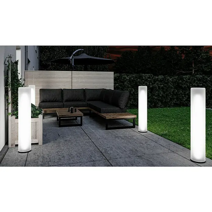 New Garden Außenstehleuchte Fity - Höhe: 100 cm, IP65, Weiß - Außenaufnahme einer modernen Terrasse mit stilvollen Leuchtsäulen, die eine angenehme Atmosphäre schaffen. Die Möbel laden zum Verweilen ein.