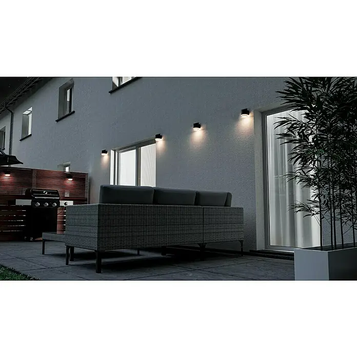 BAUHAUS LED-Solar-AußenwandleuchteAnthrazit, 12 x 9 x 12,5 cm - Ein moderner Außenbereich mit stilvoller Beleuchtung, die die Wand akzentuiert. Die Leuchten erhellen die Fassade und schaffen eine angenehme Atmosphäre.