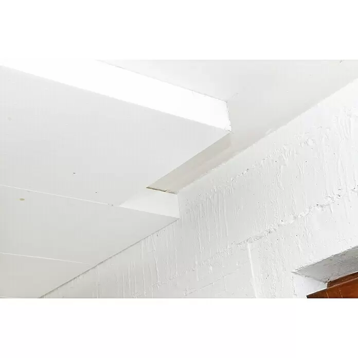 Mehrzweckdämmplatte WI/DI 040 - Stärke: 20 mm, Expandiertes Polystyrol (EPS), Wärmeleitstufe: 040 - Weiße Deckenbalken treffen auf eine strukturierte weiße Wand in einer Ecke.