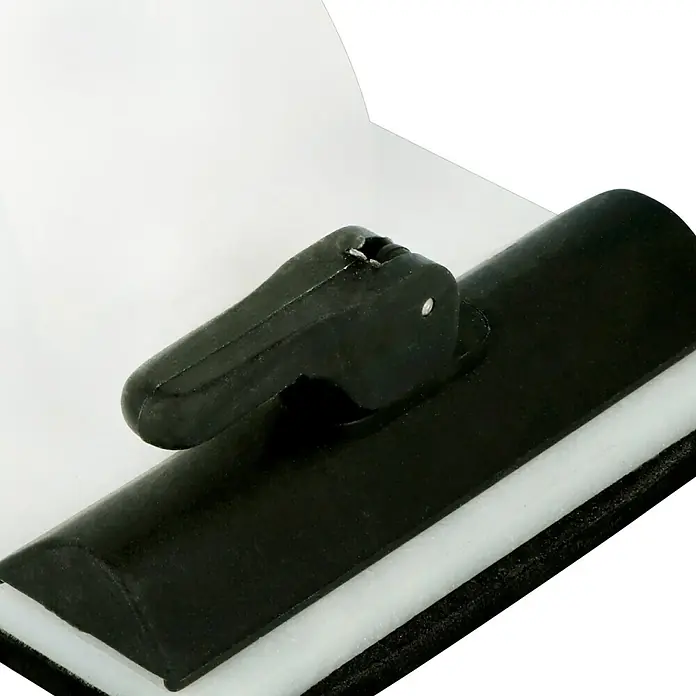 Knauf Handschleifer - 240 x 90 mm, Einsatzbereich: Decke - Nahaufnahme eines schwarzen Tafellöscher mit einem Griff auf einem weißen Brett. Ideal zum Reinigen von Whiteboards.