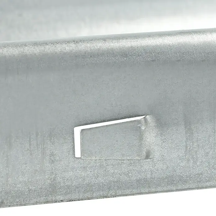 Probau Längsverbinder - Geeignet für: CD-Deckenprofile, 100 Stk. - Detailansicht eines verzinkten Metallprofils mit rechteckiger Aussparung. Das Metall zeigt leichte Gebrauchsspuren und Reflexionen.