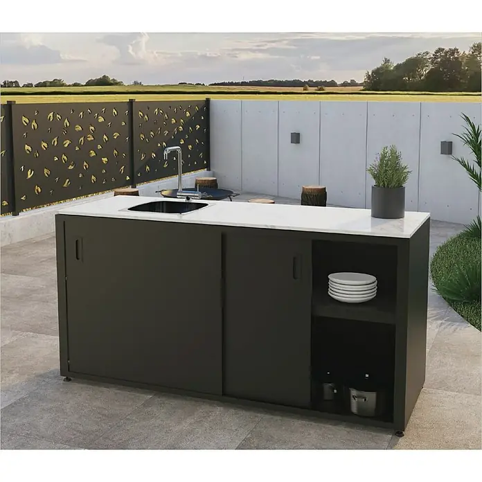 Bellano Living Outdoorküchen-Modul Basisschrank - Anthrazit, B x T x H: 90 x 63,4 x 93,5 cm - Bild einer modernen Outdoor-Küche mit Spüle, Marmorplatte und Stauraum. Ideal für stilvolle Gartenpartys und kulinarische Erlebnisse im Freien.