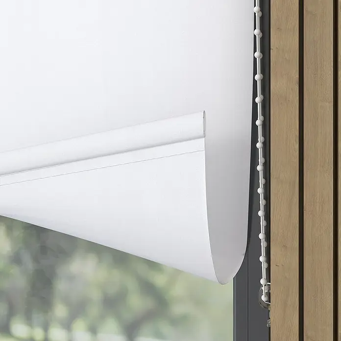 Expo Ambiente RolloB x H: 200 x 190 cm, Weiß, Uni, Tageslichtdurchlässig - Nahaufnahme einer weißen Rolljalousie mit Kettenzug, die an einem Fenster mit Holzrahmen hängt und das Licht filtert.