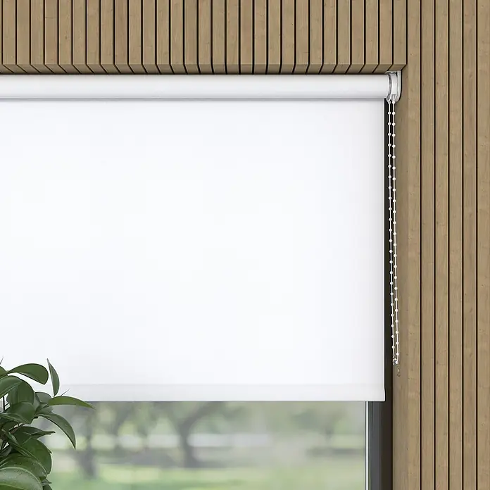 Expo Ambiente RolloB x H: 200 x 190 cm, Weiß, Uni, Tageslichtdurchlässig - Eine weiße Rolljalousie, die teilweise heruntergezogen ist, hängt vor einem Fenster mit einem Holzhintergrund und einer Zimmerpflanze.