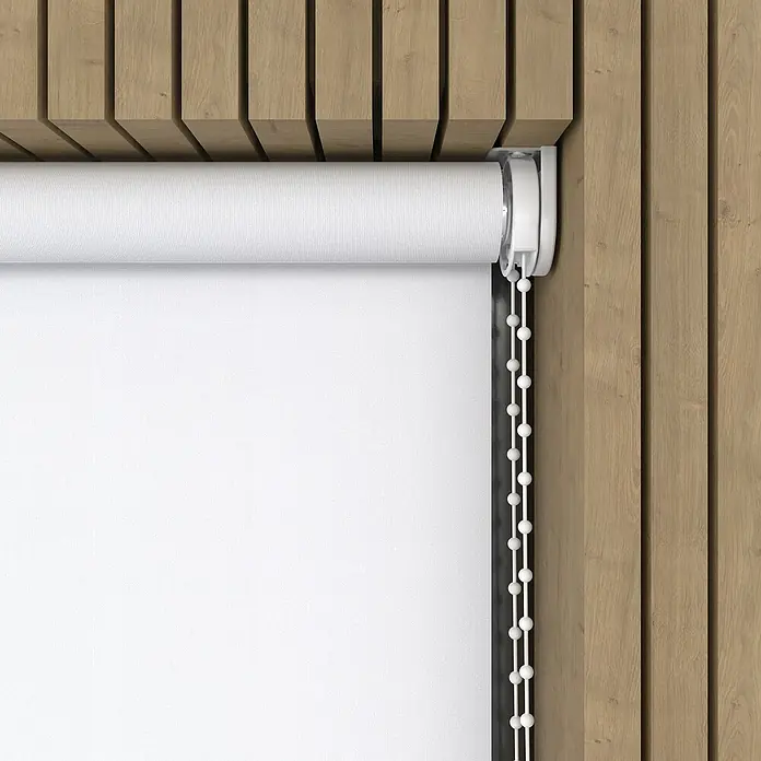 Expo Ambiente RolloB x H: 200 x 190 cm, Weiß, Uni, Tageslichtdurchlässig - Eine Nahaufnahme einer weißen Rolljalousie vor einer Holzwand. Die Jalousie ist fast vollständig geschlossen, und die Bedienkette hängt sichtbar herab.