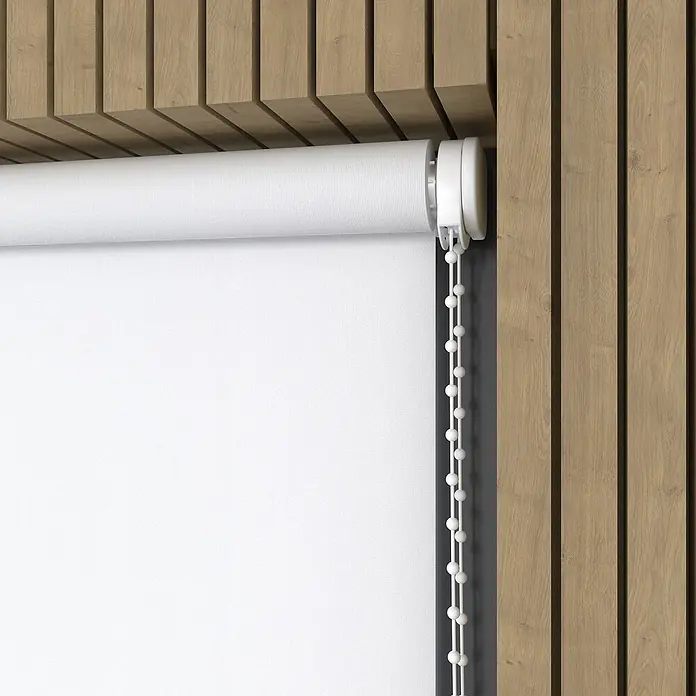 Expo Ambiente RolloB x H: 200 x 190 cm, Weiß, Uni, Tageslichtdurchlässig - Nahaufnahme einer weißen Rolljalousie mit Bedienelementen, die vor einer Holzwand hängt und ein elegantes, minimalistisches Design zeigt.