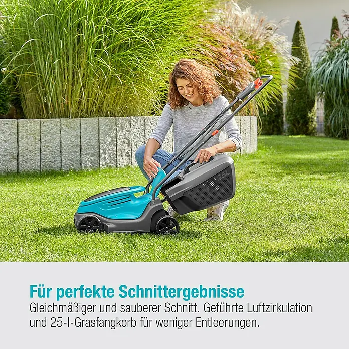 Gardena Power for All 18V Akku-Rasenmäher - 18 V, Ohne Akku, 4 Ah, Schnittbreite: 30 cm - Frau bedient einen hellblauen Rasenmäher mit einem 25-Liter-Grasfangkorb für perfekte Schnittergebnisse im Garten.