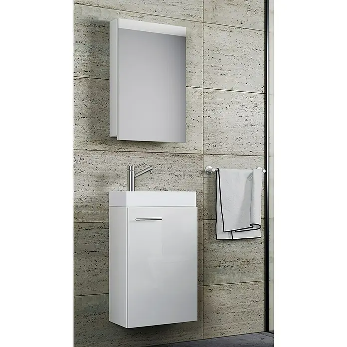 VCM Badmöbel-Set SPS - Gesamtbreite Badmöbel: 41 cm, Weiß, Glänzend, 3 -tlg. - Modernes Badezimmerwaschbecken mit weißem Unterschrank, Spiegel und Handtuchhalter vor einer stilvollen Steinwand.