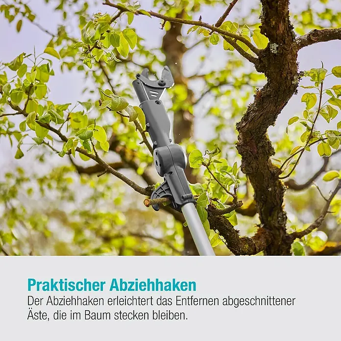 Gardena Power for All 18V Baumschere HighCut - 18 V, 1 Akku, Max. Aststärke: 28 mm, Länge: 360 cm - Asthaken im Einsatz: Der praktische Abziehhaken erleichtert das Entfernen von abgeschnittenen Ästen in Bäumen.