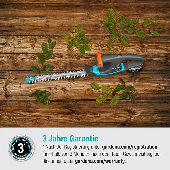 Gardena Power for All 18V Akku-Heckenschere EasyCut - 18 V, Li-Ionen, Ohne Akku - Das Bild zeigt eine GARDENA Akku-Heckenschere auf einem Holztisch mit Blättern.