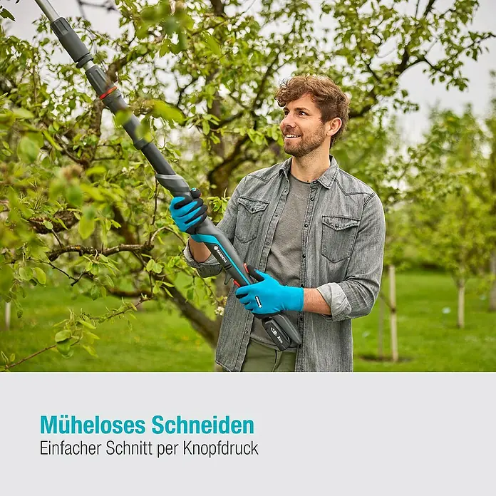 Gardena Power for All 18V Baumschere HighCut - 18 V, 1 Akku, Max. Aststärke: 28 mm, Länge: 255,7 cm - Ein Mann benutzt eine Gardena Akku-Teleskop-Astschere, um Äste an einem Baum zu schneiden. Müheloses Schneiden dank Knopfdruck.