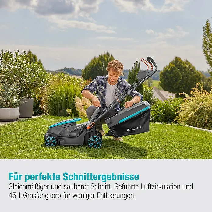 Gardena Power for All 18V Akku-Rasenmäher PowerMax 37/36V - 18 V, Ohne Akku, Schnittbreite: 37 cm - Ein Mann befestigt den 45-Liter-Grasfangkorb an einem Gardena-Akku-Rasenmäher für perfekte Ergebnisse.