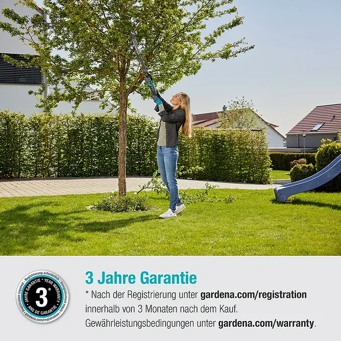 Gardena Power for All 18V Baumschere EasyCut - 18 V, Ohne Akku, Max. Aststärke: 32 mm - Eine Frau benutzt eine Gardena Akku-Teleskop Heckenschere, um einen Baum zu schneiden.