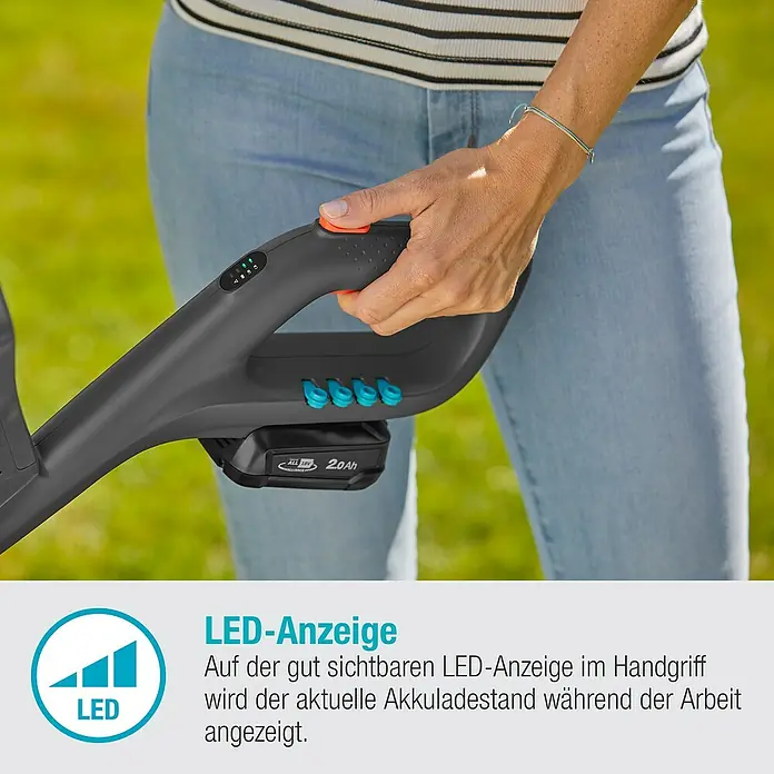 Gardena Power for All 18V Akku-Rasentrimmer - 18 V, 2 Ah, Li-Ionen, Ohne Akku, Schnittbreite Messer: 23 cm - Nahaufnahme eines GARDENA Akku-Rasentrimmers mit LED-Anzeige, die den aktuellen Akkuladestand während der Arbeit anzeigt.