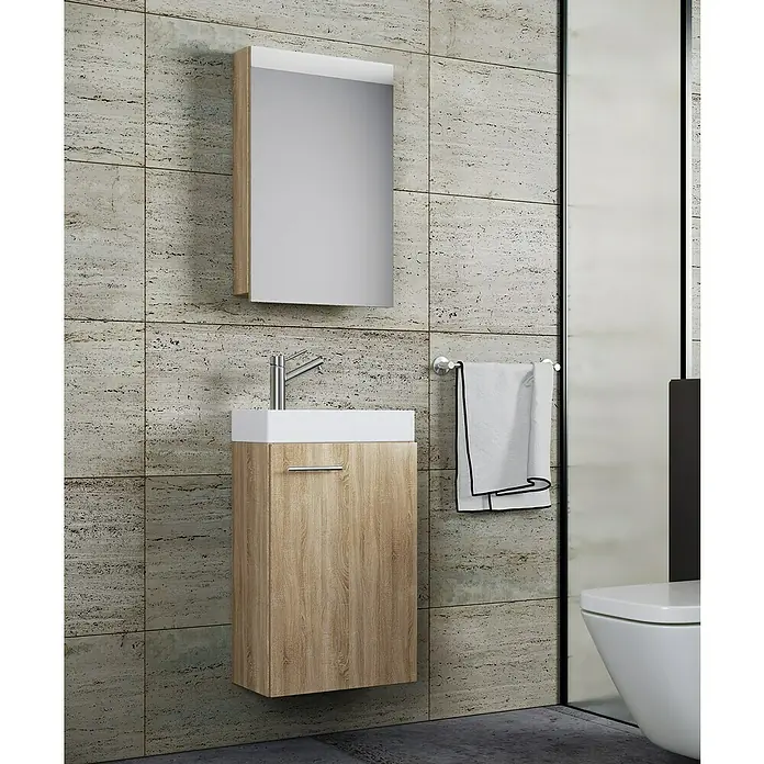 VCM Badmöbel-Set SPS - Gesamtbreite Badmöbel: 41 cm, Sonoma-Eiche, Matt, 3 -tlg. - Badezimmer-Interieur mit einem Waschtischunterschrank in Holzoptik, einem Spiegelhängeschrank und einem Handtuchhalter mit Handtuch.
