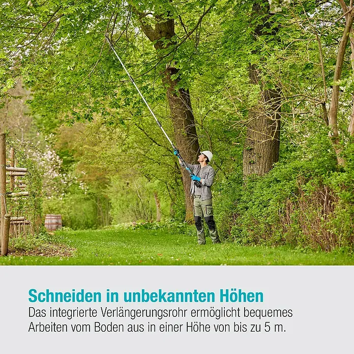 Gardena Power for All 18V Baumschere HighCut - 18 V, 1 Akku, Max. Aststärke: 28 mm, Länge: 360 cm - Mann schneidet mit einer Teleskop-Astschere Äste in großer Höhe. Ermöglicht komfortables Arbeiten vom Boden aus.