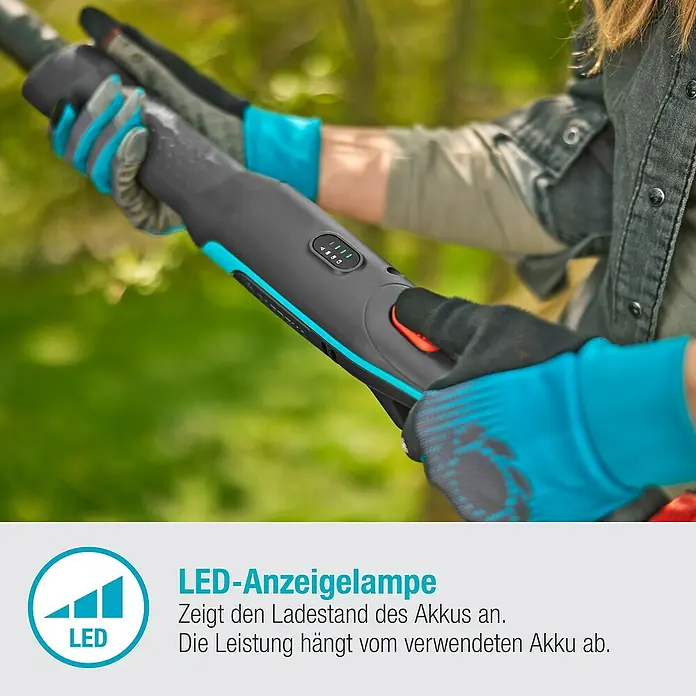 Gardena Power for All 18V Cortarramas de jardín - 18 V, Sin batería, Grosor de rama máx.: 32 mm - Primer plano de un cortasetos inalámbrico Gardena con indicador LED para el nivel de batería y la inscripción "Lámpara indicadora LED".