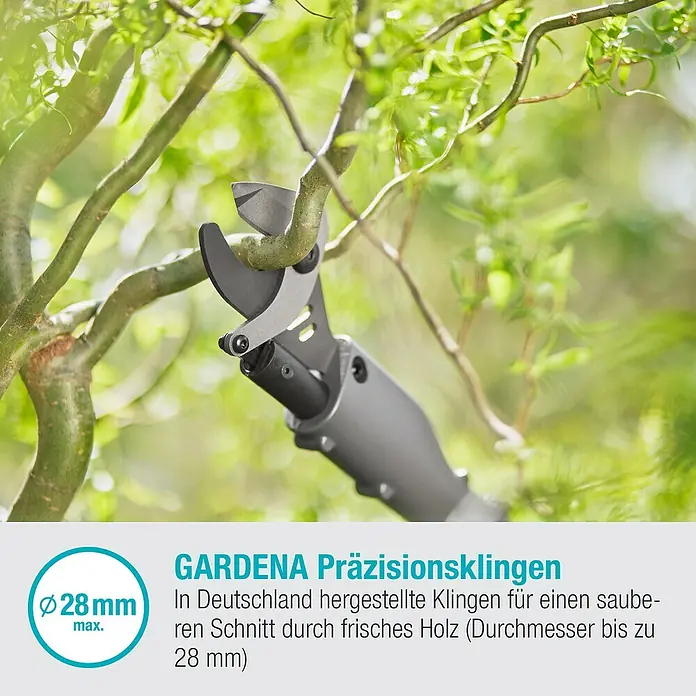 Gardena Power for All 18V Baumschere EasyCut - 18 V, Ohne Akku, Max. Aststärke: 32 mm - Nahaufnahme einer GARDENA Astschere beim Schneiden eines Astes, ideal für präzise Schnitte bis zu 28 mm Durchmesser.