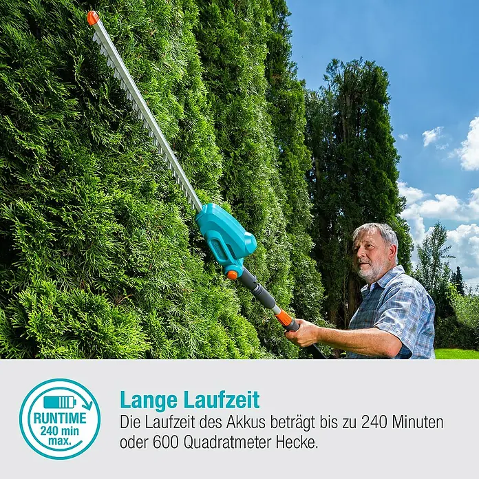 Gardena Power for All 18V Teleskop-Heckenschere - 18 V, Ohne Akku, Schwertlänge: 42 cm - Ein Mann schneidet eine Hecke mit einer Gardena Akku-Teleskop-Heckenschere, die bis zu 240 Minuten Laufzeit bietet.