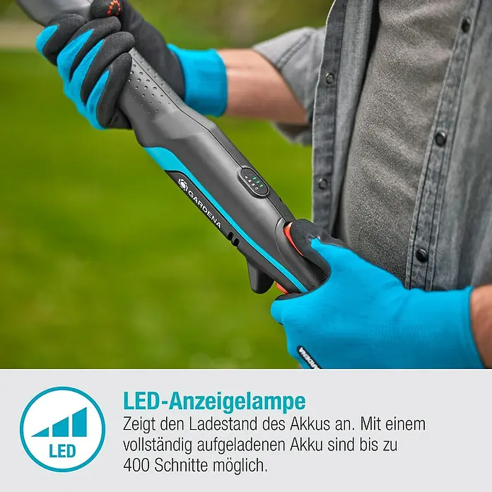 Gardena Power for All 18V Baumschere HighCut - 18 V, 1 Akku, Max. Aststärke: 28 mm, Länge: 360 cm - Nahaufnahme einer GARDENA Akku-Gartenschere mit LED-Anzeige, die den Ladestand des Akkus anzeigt und bis zu 400 Schnitte ermöglicht.