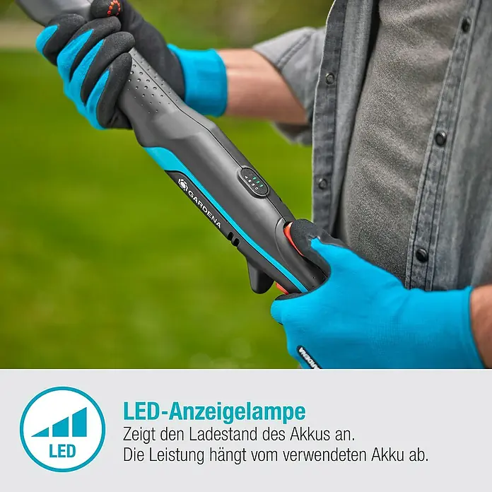 Gardena Power for All 18V Baumschere HighCut - 18 V, Ohne Akku, Max. Aststärke: 28 mm, Länge: 255,7 cm - Nahaufnahme des GARDENA-Geräts mit LED-Anzeige für den Akkuladestand und ergonomischem Griff.
