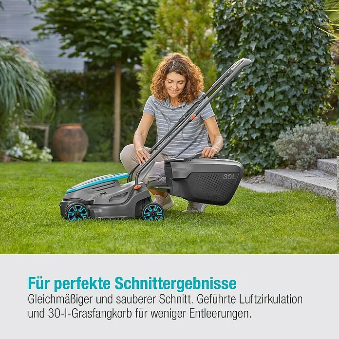 Gardena Power for All 18V Akku-Rasenmäher PowerMax 32/18V - 18 V, Ohne Akku, Schnittbreite: 32 cm - Frau montiert einen Gardena Rasenmäher mit 30-Liter-Grasfangkorb auf einer grünen Wiese.