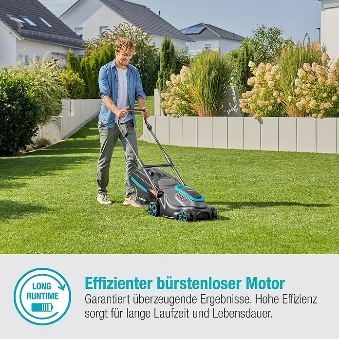 Gardena Power for All 18V Akku-Rasenmäher PowerMax 37/36V - 18 V, Ohne Akku, Schnittbreite: 37 cm - Ein Mann mäht den Rasen mit einem Gardena Rasenmäher, der für seine lange Laufzeit und effizienten bürstenlosen Motor bekannt ist.