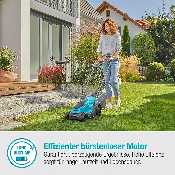 Gardena Power for All 18V Akku-Rasenmäher - 18 V, Ohne Akku, 4 Ah, Schnittbreite: 30 cm - Eine Frau benutzt einen GARDENA Rasenmäher auf ihrem Rasen. Der Rasenmäher verfügt über einen effizienten, bürstenlosen Motor.