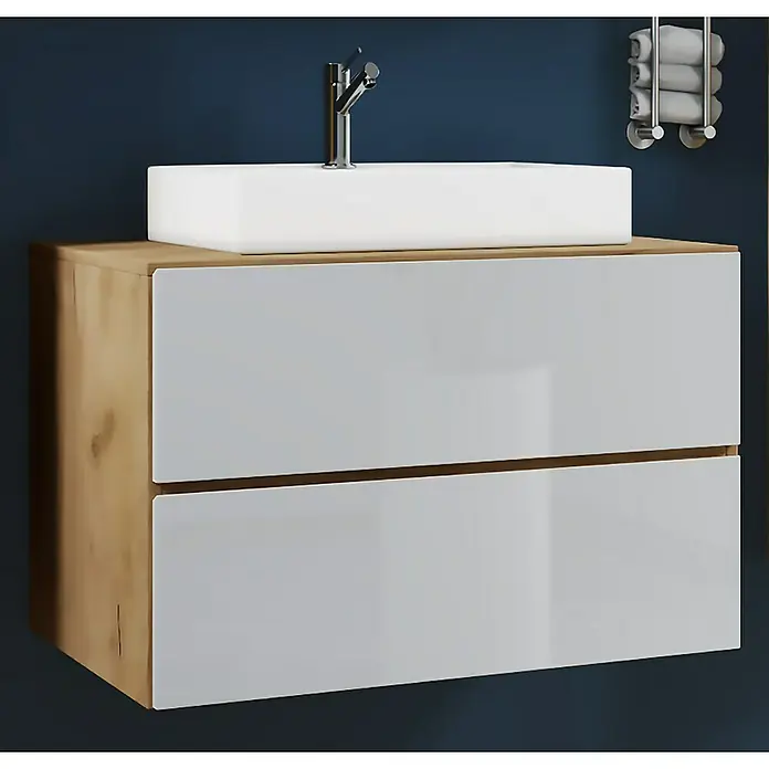 VCM Lendas Badmöbel-Set - 61 cm, Honig-Eiche/Weiß - Modernes Waschbecken mit Unterschrank in Holzoptik und weißen Schubladen vor einem dunklen Hintergrund.