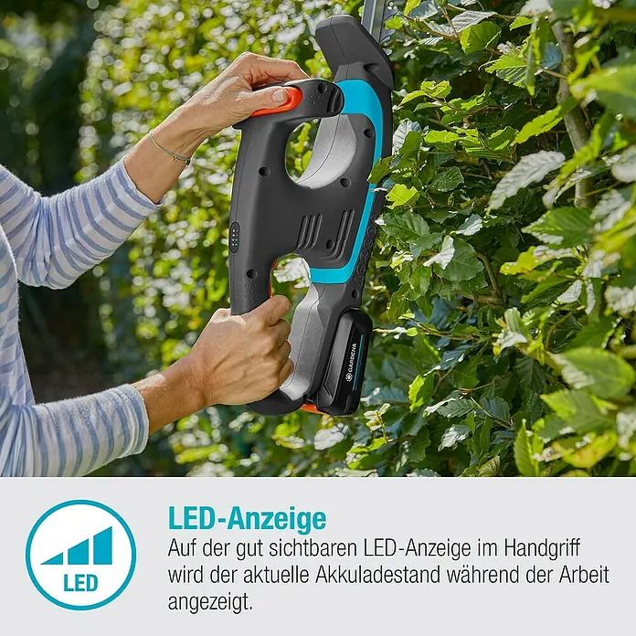 Gardena Power for All 18V Akku-Heckenschere EasyCut - 18 V, Li-Ionen, Ohne Akku - Nahaufnahme einer Gardena Akku-Heckenschere mit LED-Anzeige des Akkuladestands während der Arbeit.